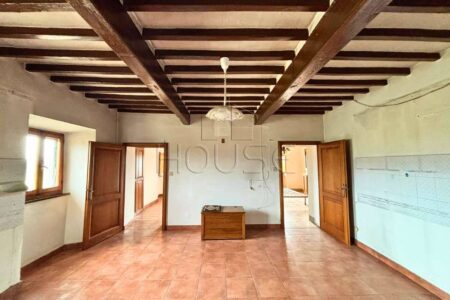 Porzione di casale con ampio terreno