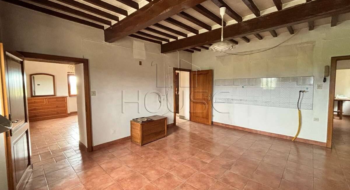 Porzione di casale con ampio terreno