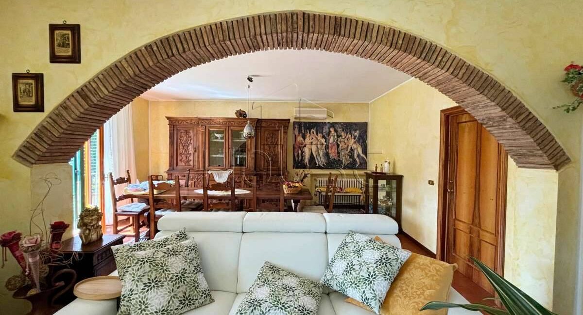 Ampia casa singola plurifamiliare con giardino a Umbertide