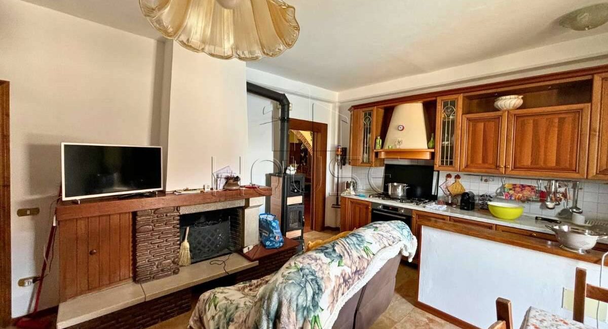 Ampia casa singola plurifamiliare con giardino a Umbertide