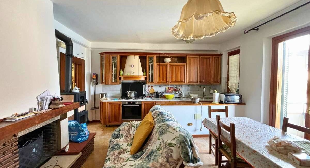 Ampia casa singola plurifamiliare con giardino a Umbertide