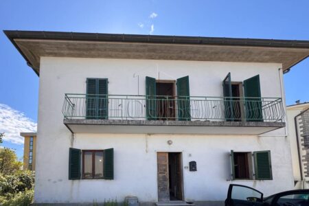 Casa singola con ampio terreno esclusivo