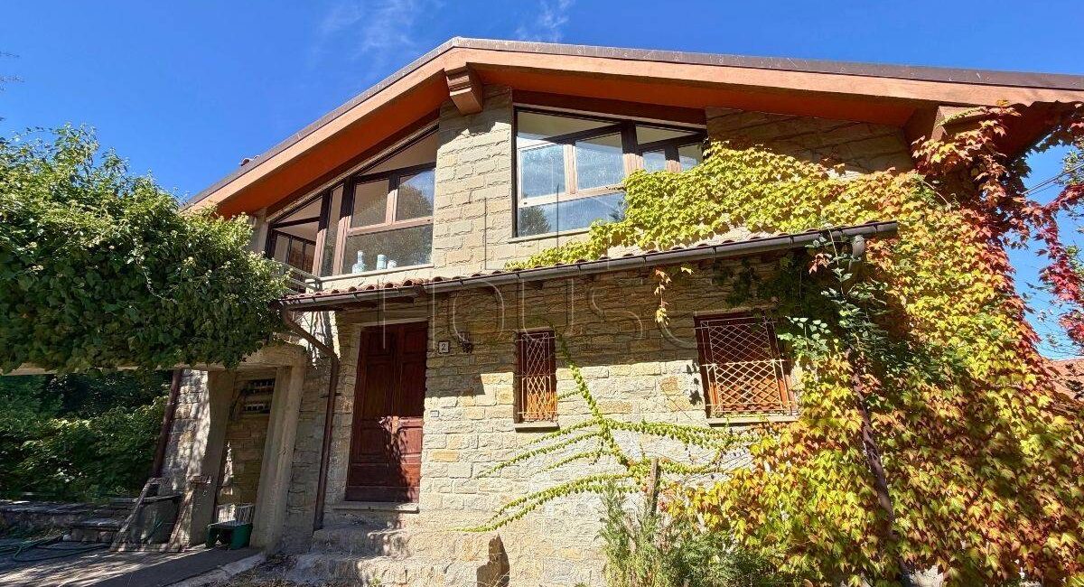 Prestigioso casale in pietra con più appartamenti e terreno
