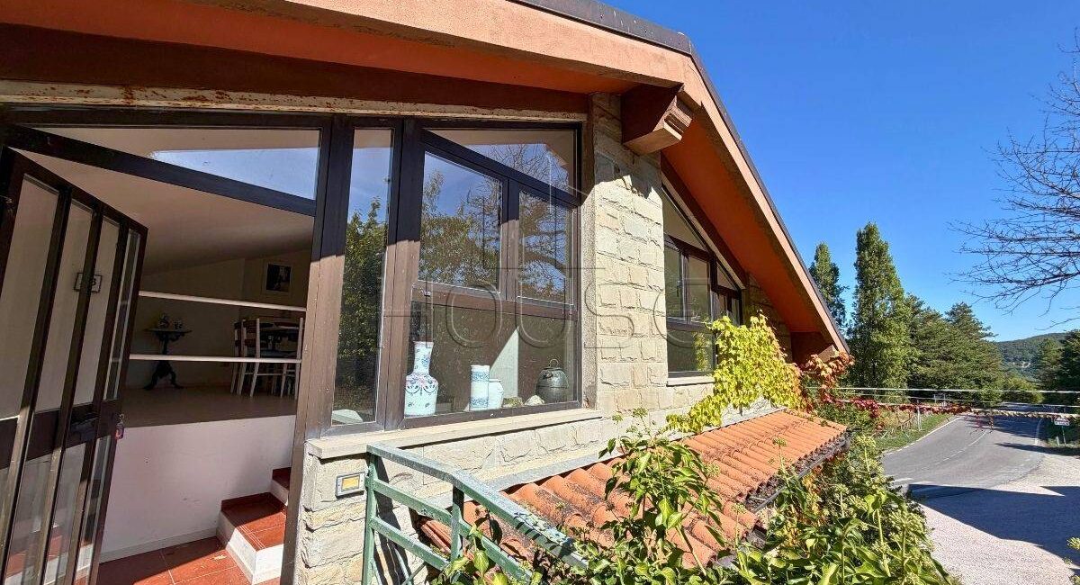 Prestigioso casale in pietra con più appartamenti e terreno