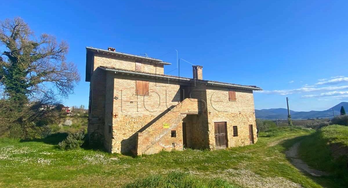 Ampio casale con terreno