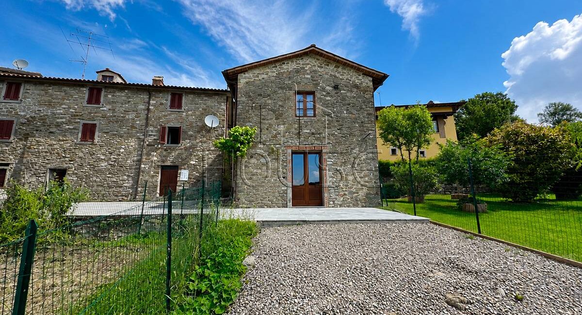 Porzione di casolare con annesso ristrutturato e giardino