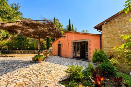 Casale Ristrutturato con sei appartamenti e piscina