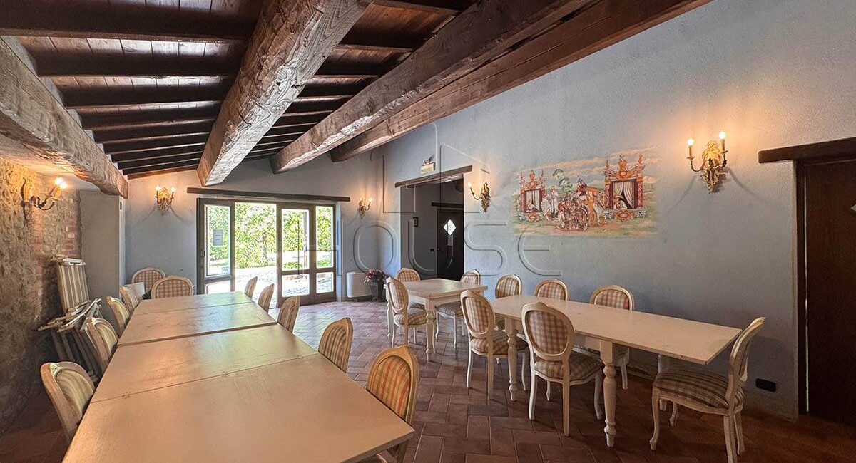 Casale Ristrutturato con sei appartamenti e piscina