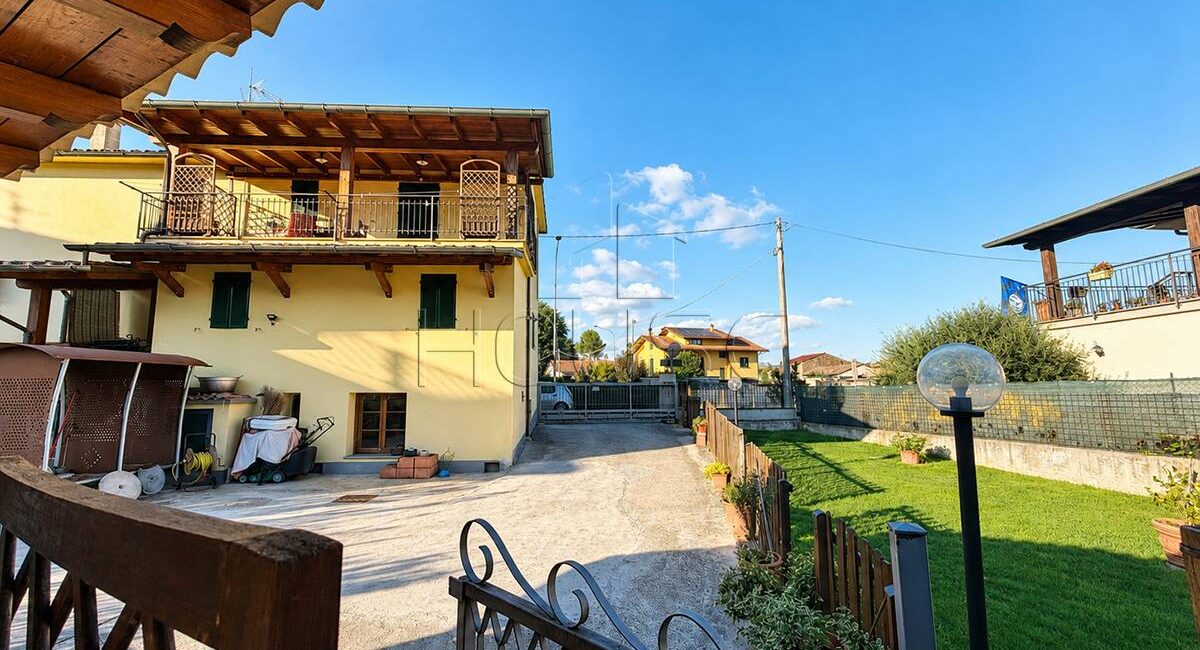 Casa singola con ampio giardino privato