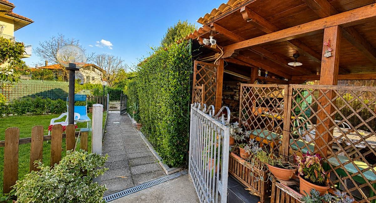 Casa singola con ampio giardino privato
