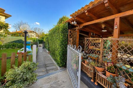 Casa singola con ampio giardino privato zona Fabbrecce