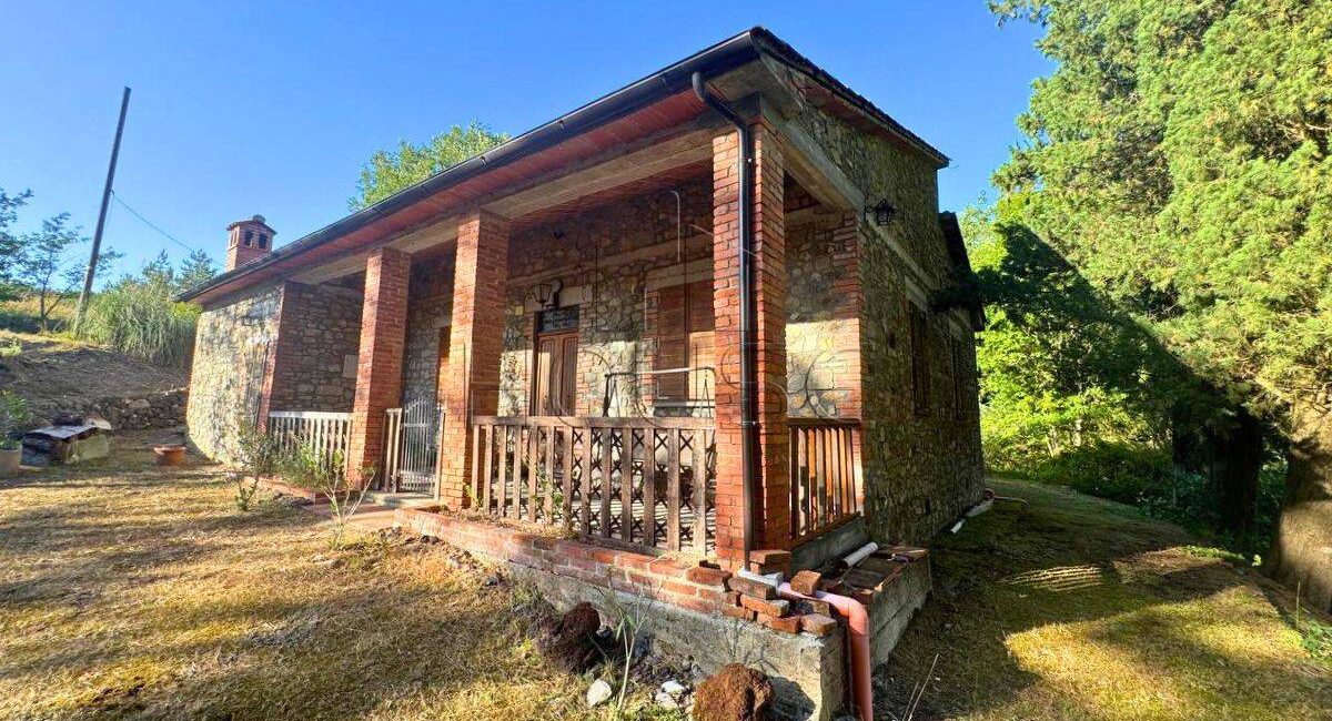 Casa singola nella campagna di Anghiari con 3 ettari di terreno