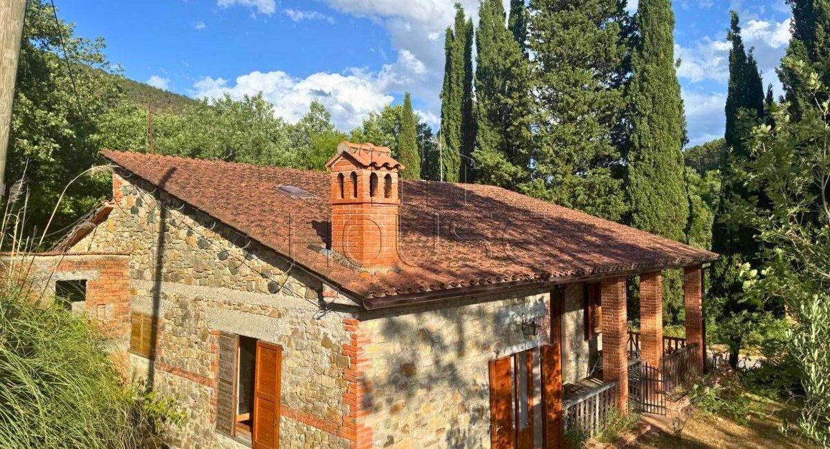 Casa singola nella campagna di Anghiari con 3 ettari di terreno