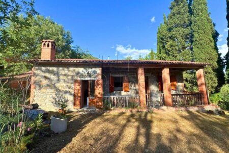 Casa singola nella campagna di Anghiari con 3 ettari di terreno