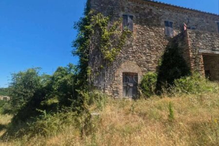 Ampio casale da ristrutturare con terreno