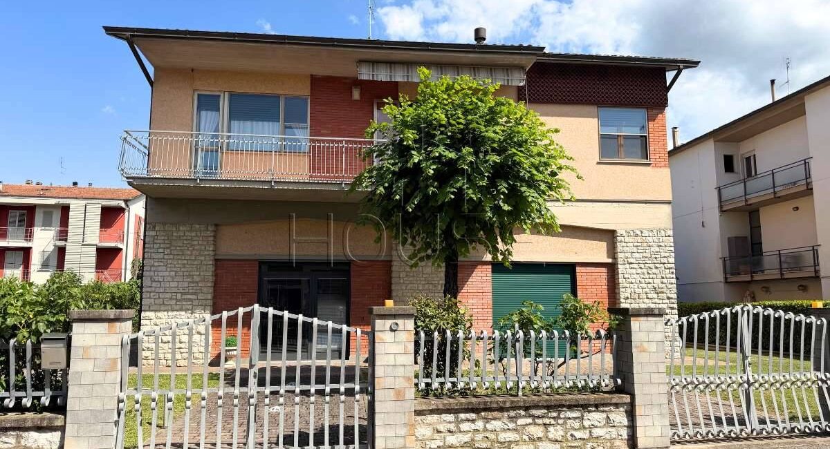 Casa singola con ampio giardino