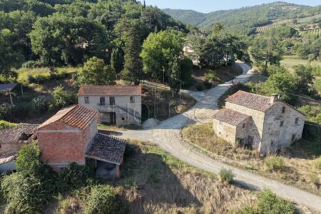 Casolare da ristrutturare con giardino privato