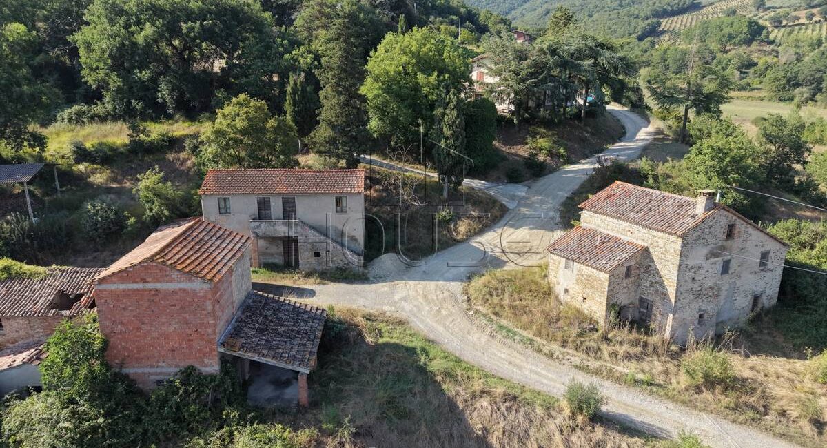 Casolare da ristrutturare con giardino privato
