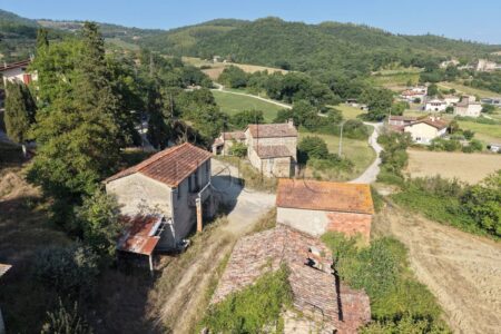 Casolare da ristrutturare con giardino privato