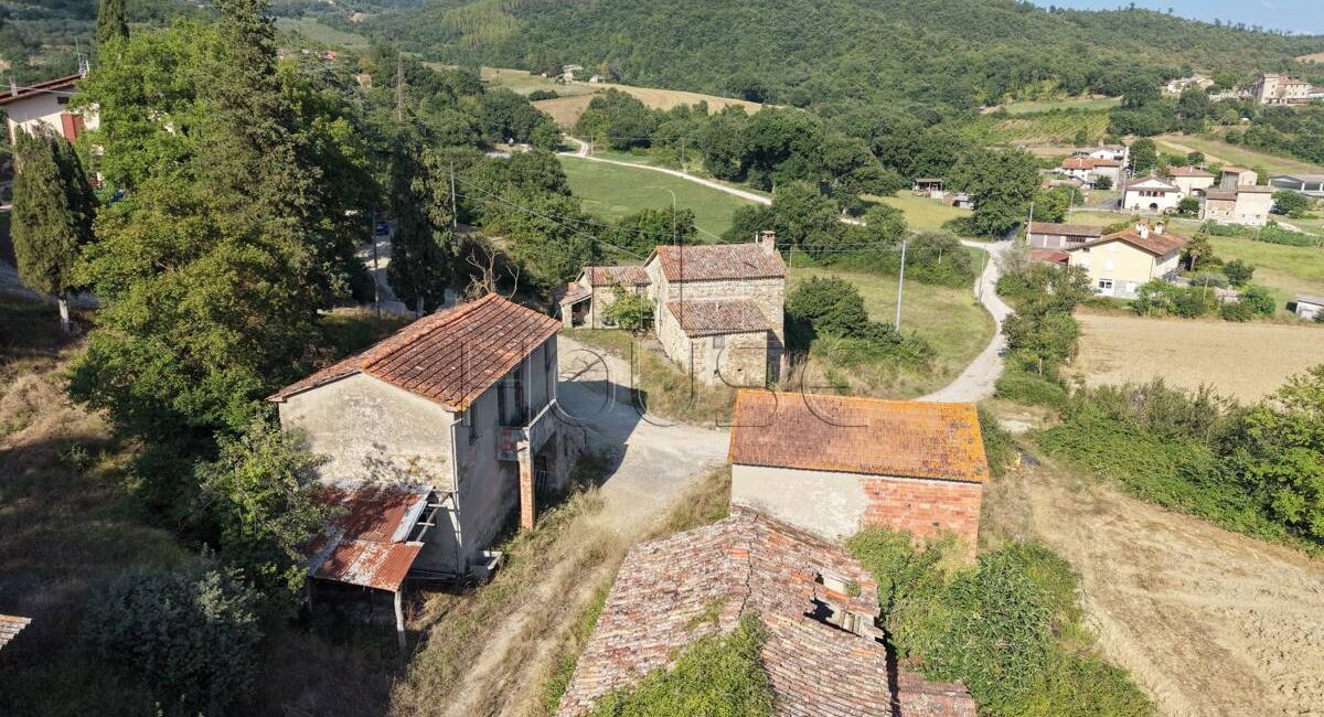 Casolare da ristrutturare con giardino privato