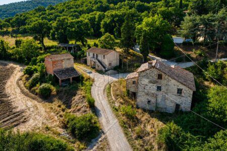 Casolare da ristrutturare con giardino privato