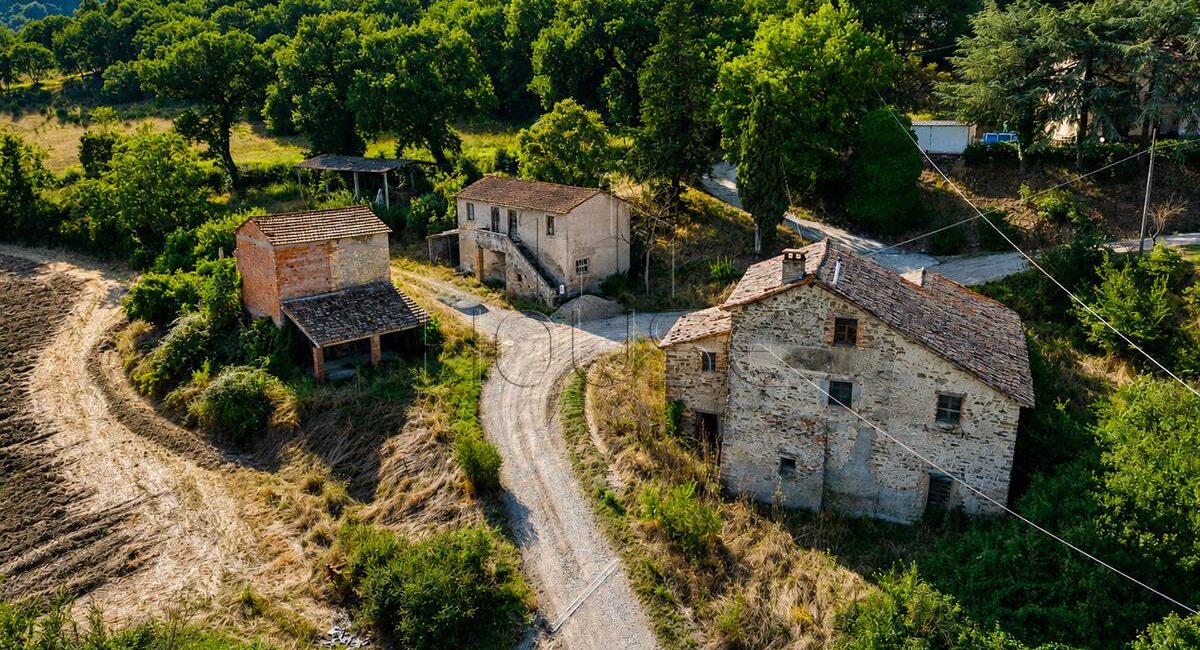 Casolare da ristrutturare con giardino privato