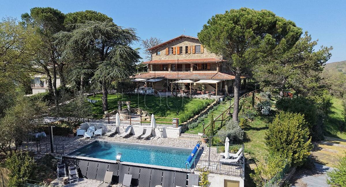 Casale ristrutturato con piscina, uliveto e vista panoramica