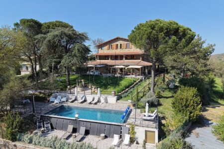 Casale ristrutturato con piscina, uliveto e vista panoramica