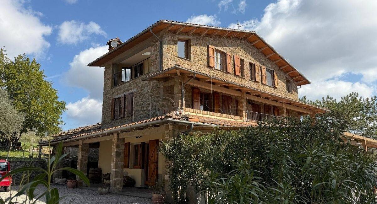 Casale ristrutturato con piscina, uliveto e vista panoramica