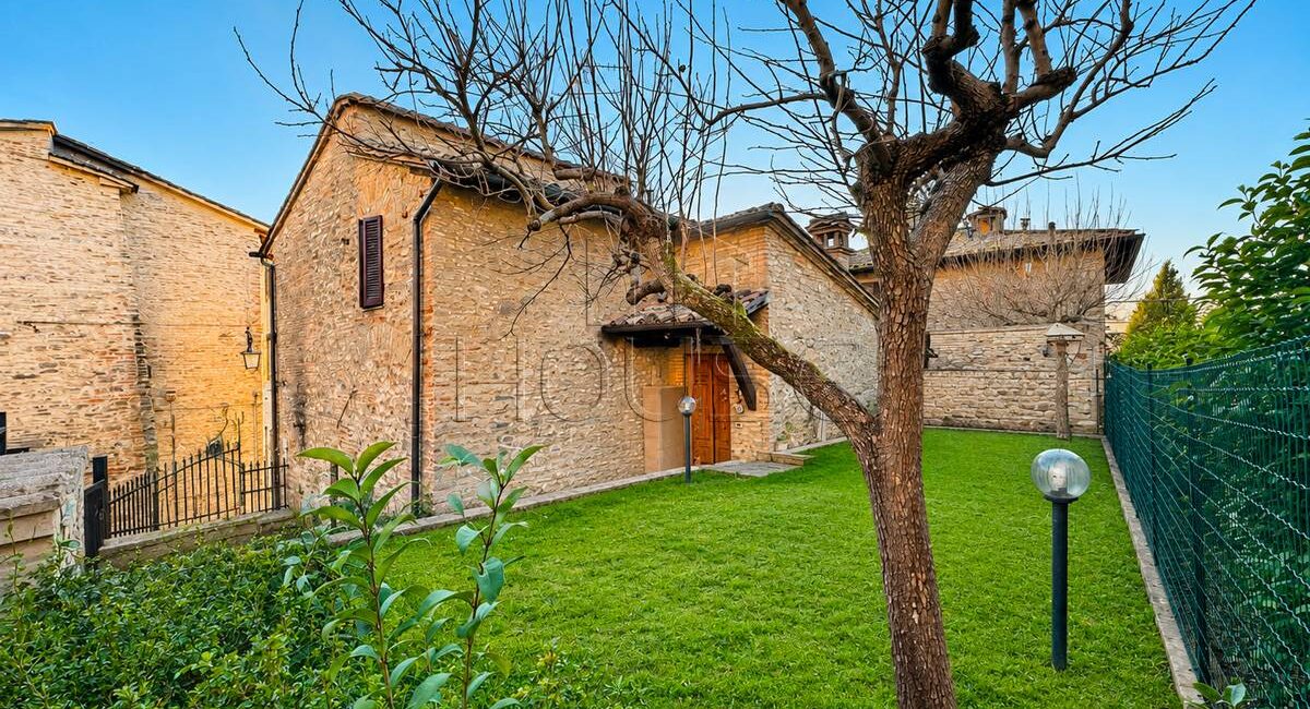 Porzione di cielo terra con giardino esclusivo