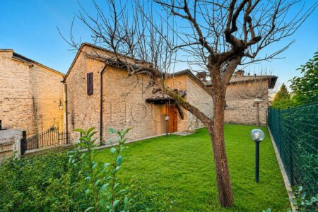 Porzione di cielo terra con giardino esclusivo