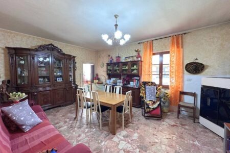 Casa singola con ampio giardino privato