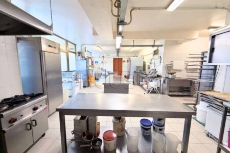 Attività di pasticceria con laboratorio attrezzato