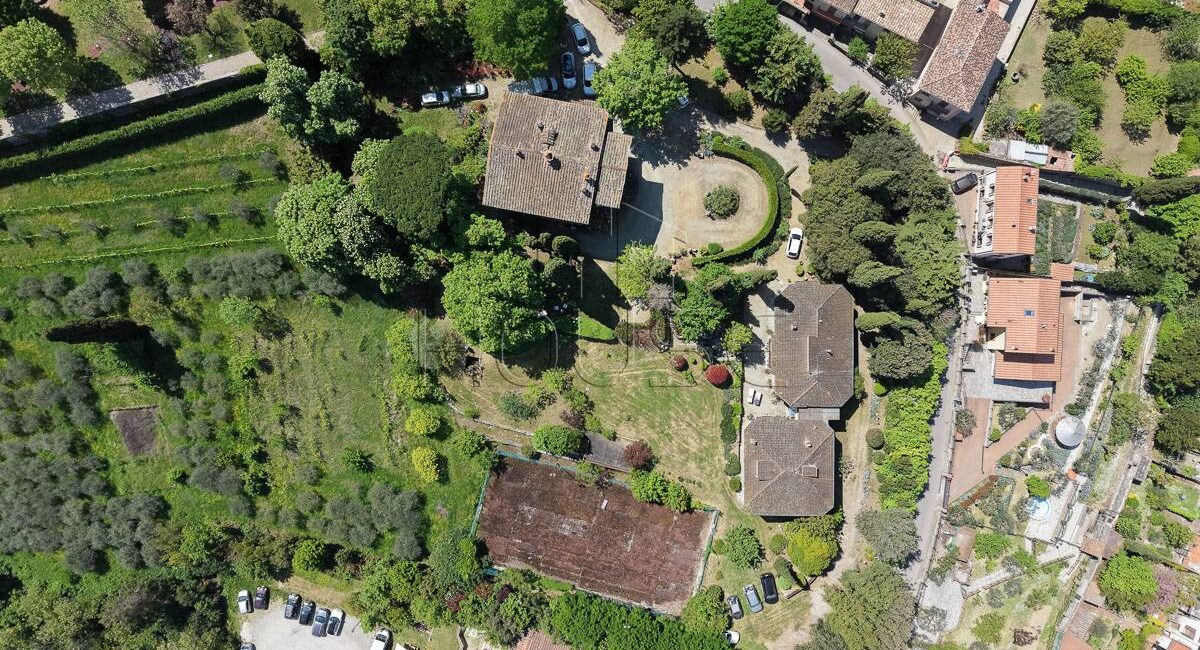 Villa d’epoca con terreno e campo da tennis