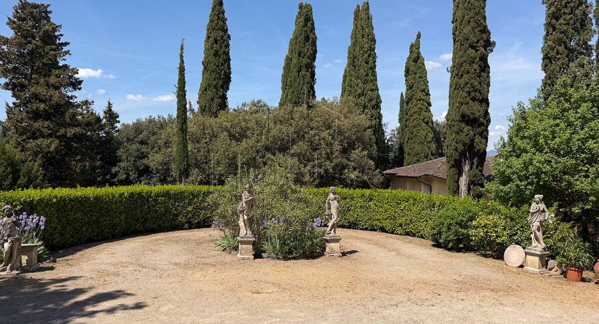 Villa d’epoca con terreno e campo da tennis