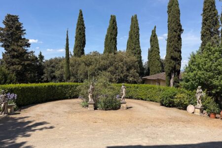 Villa d’epoca con terreno e campo da tennis