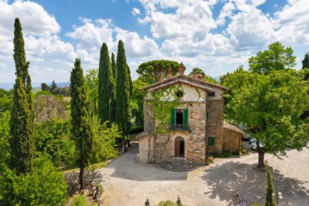 Villa d’epoca con terreno e campo da tennis
