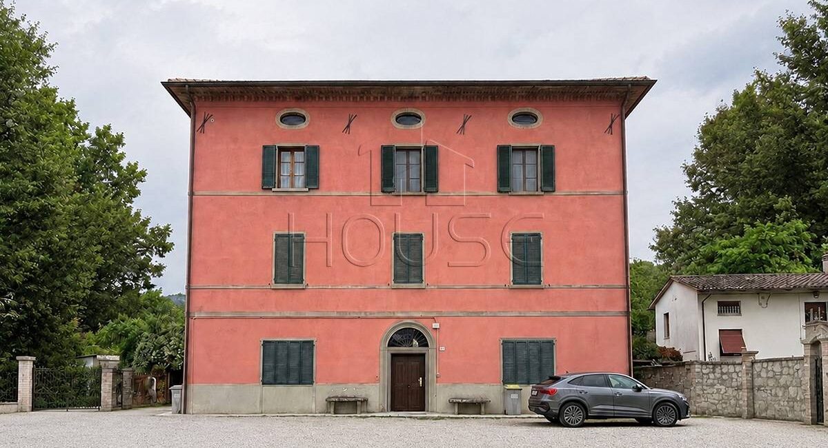 Appartamento ristrutturato con giardino e posto auto
