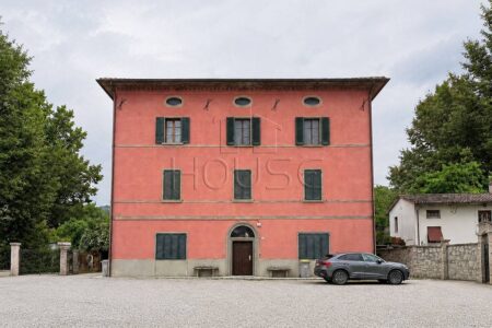 Appartamento ristrutturato con giardino e posto auto