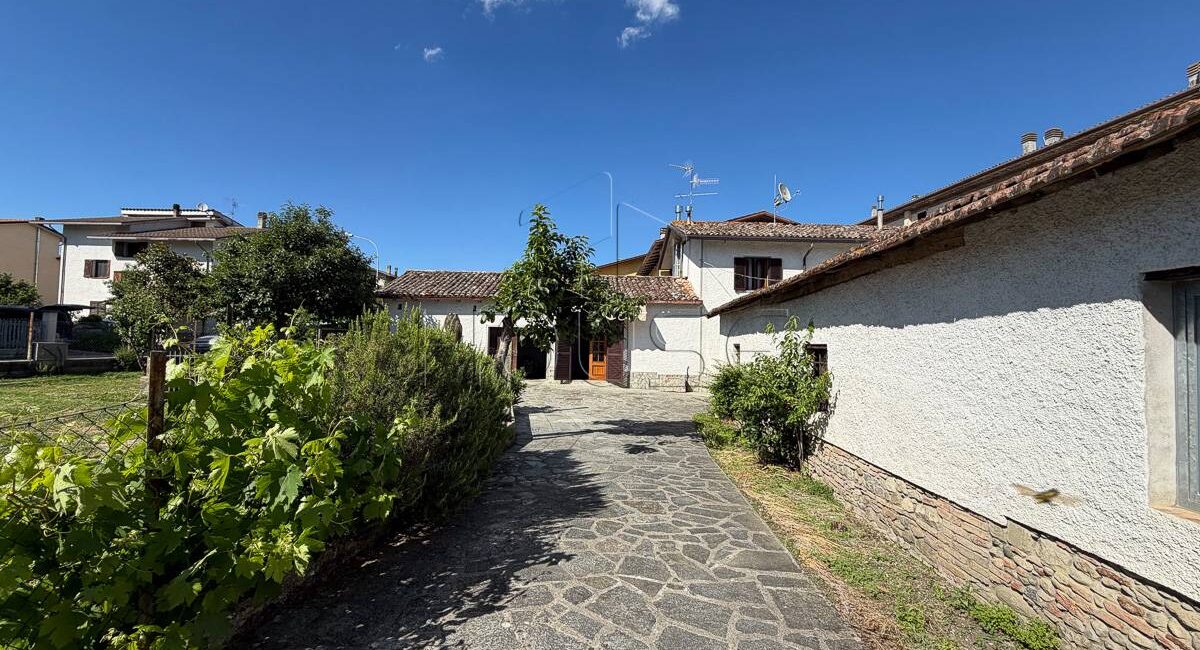 Casa singola con terreno e garage