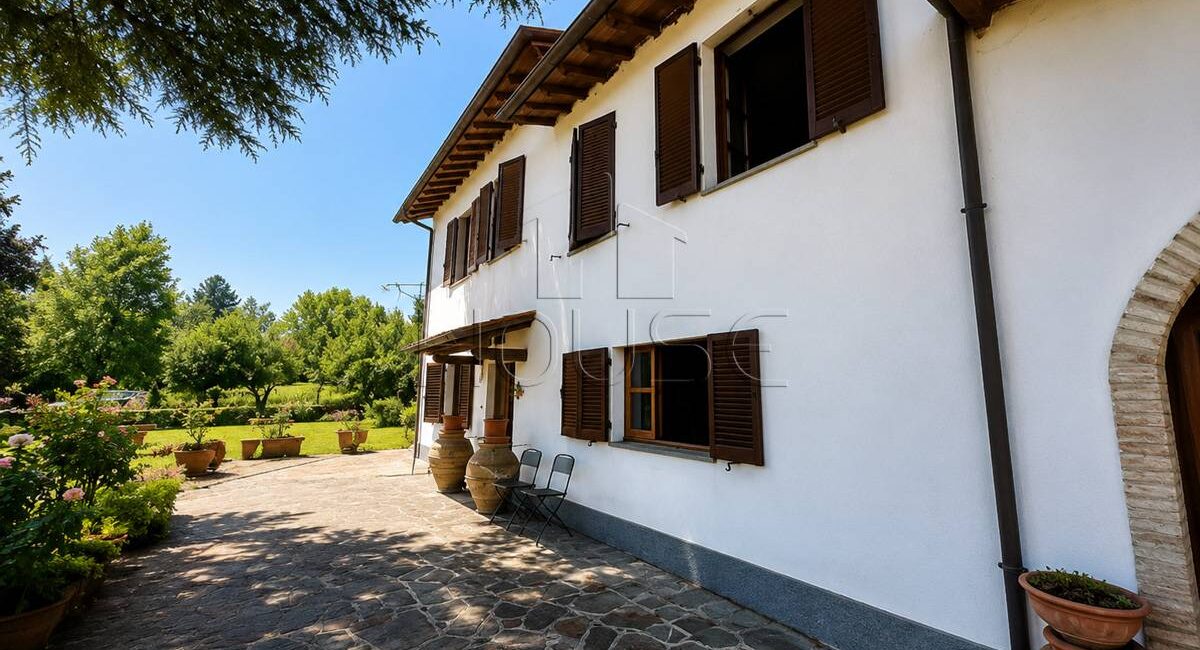 Villa con ampio terreno circostante
