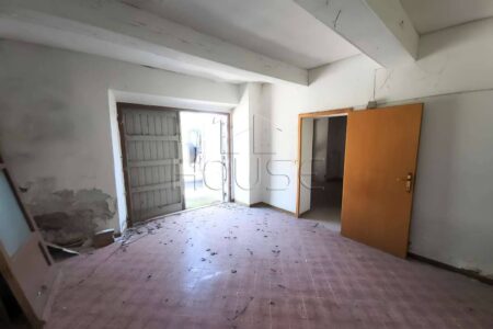 Casa singola da ristrutturare con giardino