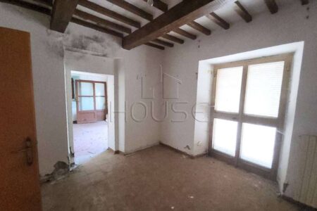 Casa singola da ristrutturare con giardino