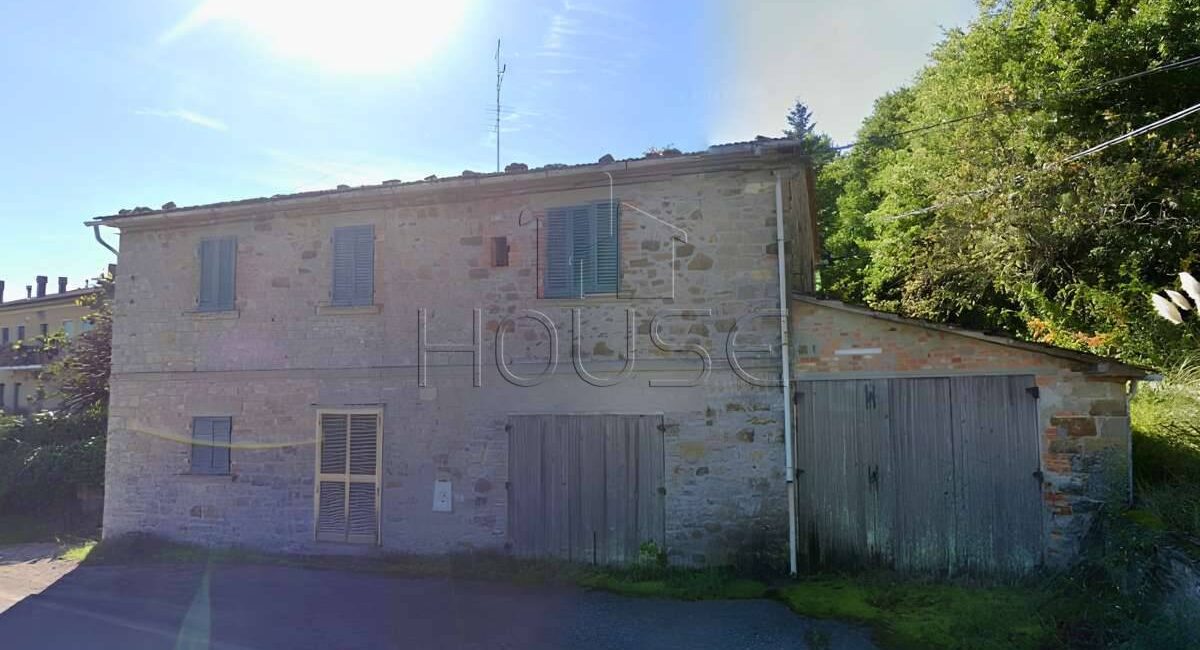 Casa singola da ristrutturare con giardino