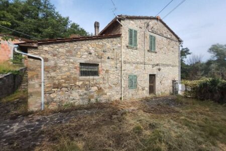 Casa singola da ristrutturare con giardino