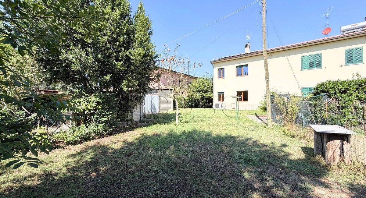 Porzione di bifamiliare con ingresso indipendente e giardino