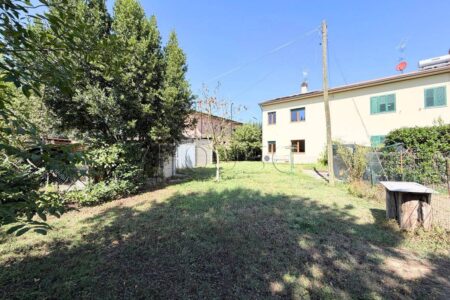 Porzione di bifamiliare con ingresso indipendente e giardino