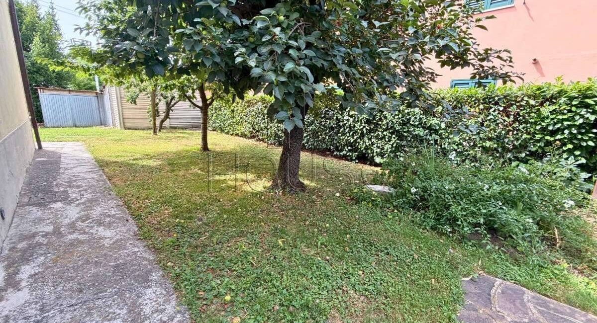 Porzione di bifamiliare con ingresso indipendente e giardino