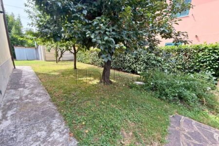 Porzione di bifamiliare con ingresso indipendente e giardino