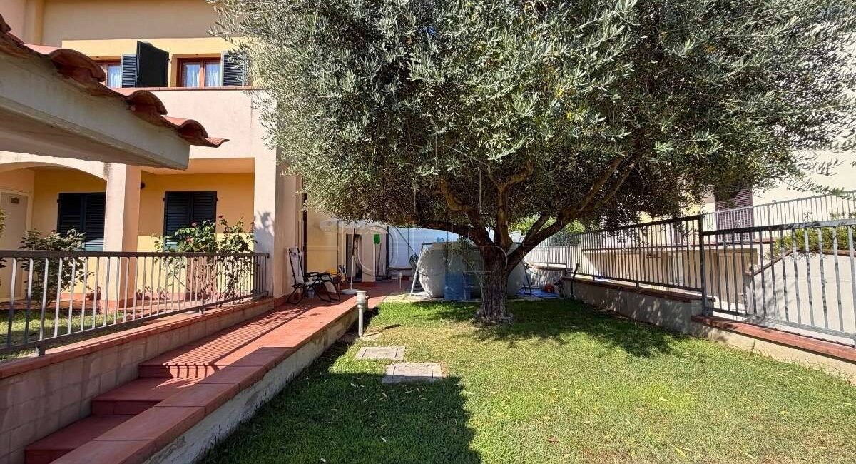 Porzione di bifamiliare di recente costruzione con giardino